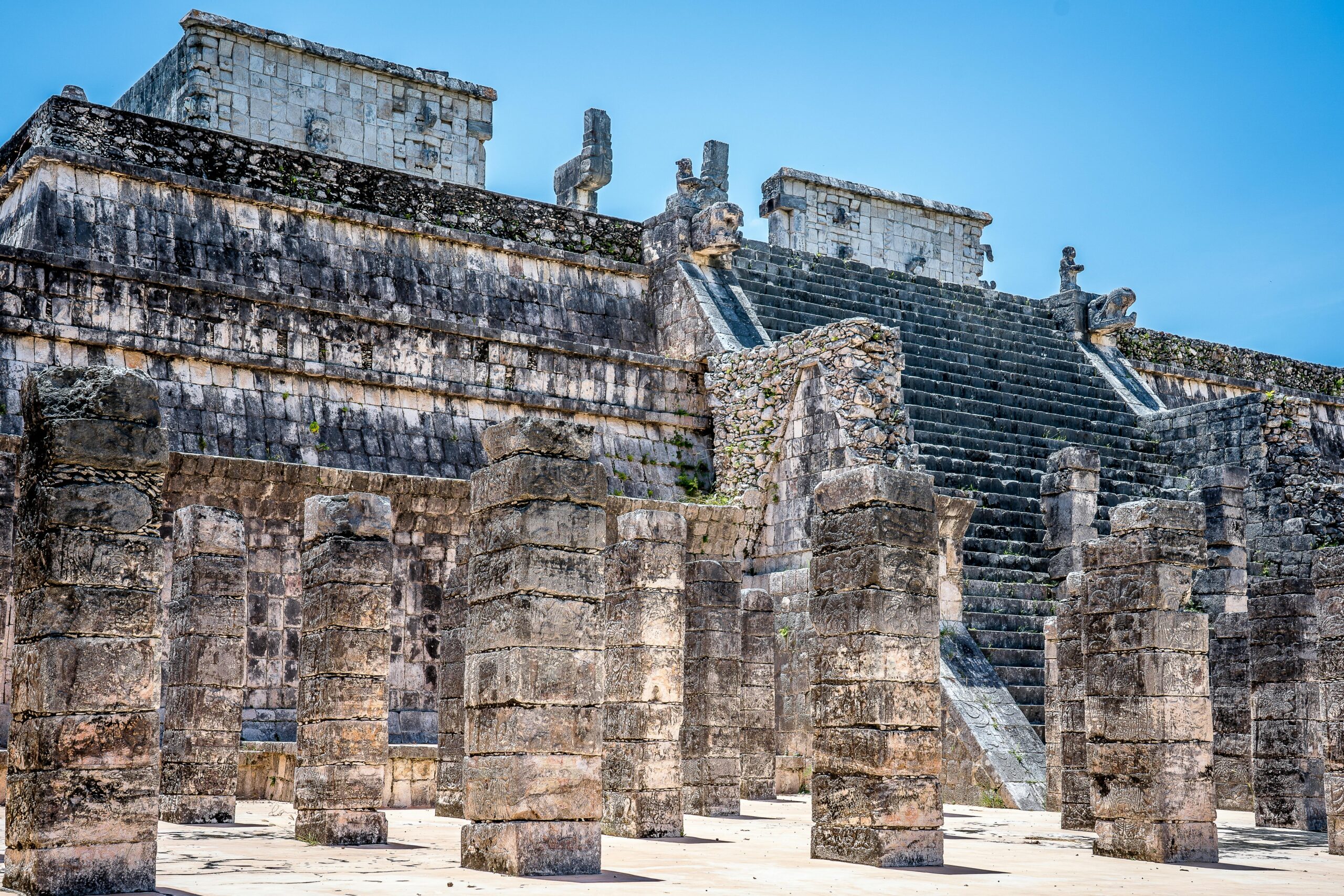 Chichen Itza antik kentinde Savaşçılar Tapınağı'nın taş basamakları ve önündeki tarihi sütun dizileri.